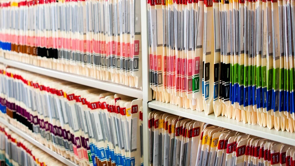 Prontuário Eletrônico vs Fichas de Papel: Como Organizar o Histórico do Paciente no Consultório